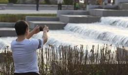 爆料型男行走乡村的视频,行走型男带你领略田园风光