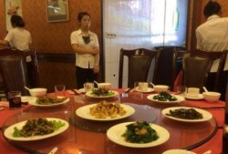 江苏官员饭店吃饭的视频爆料,奢华聚餐引发舆论热议