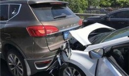 哈弗被追尾爆料视频,行车记录仪记录惊险瞬间